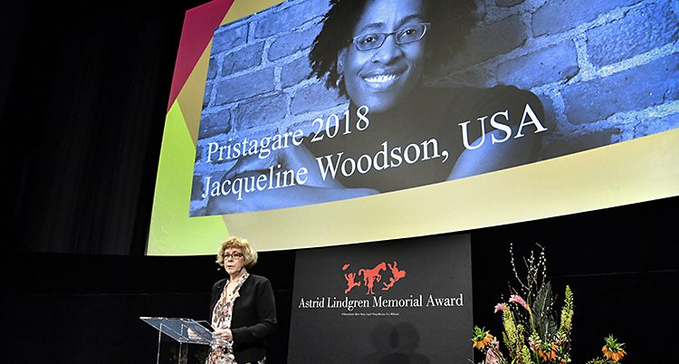 Jacqueline Woodson får årets Almapris
