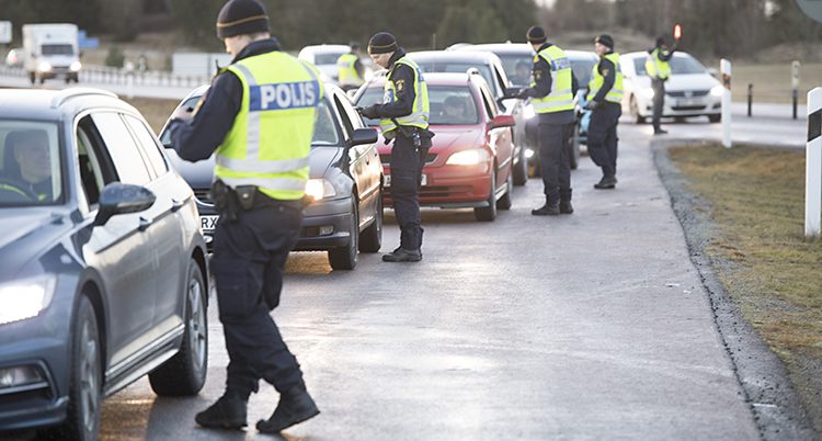 Poliser kontrollerar bilförare.