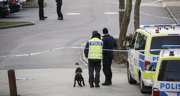 Poliser på platsen där mannen sköts