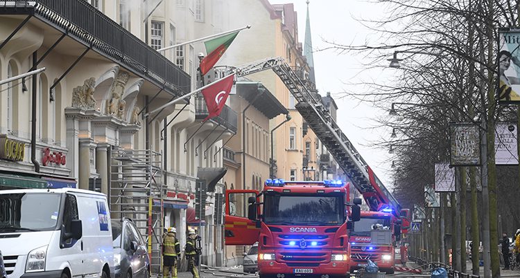 Brandbilar vid det brinnande huset