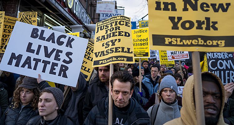 Folk demonstrerar mot dödsskjutningen i New York