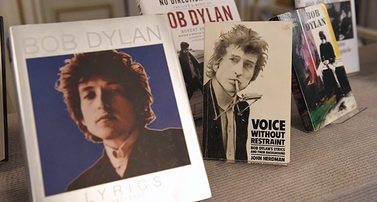 Böcker av Bob Dylan uppställda på ett bord.