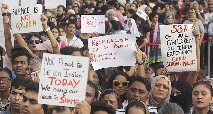 Folk i Indien protesterar mot sexbrott