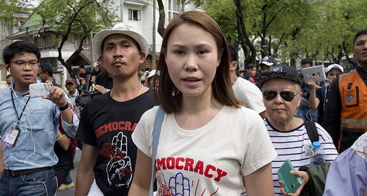 Folk demonstrerar i staden Bangkok