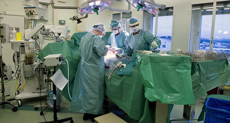 Läkare i gröna kläder under en operation.