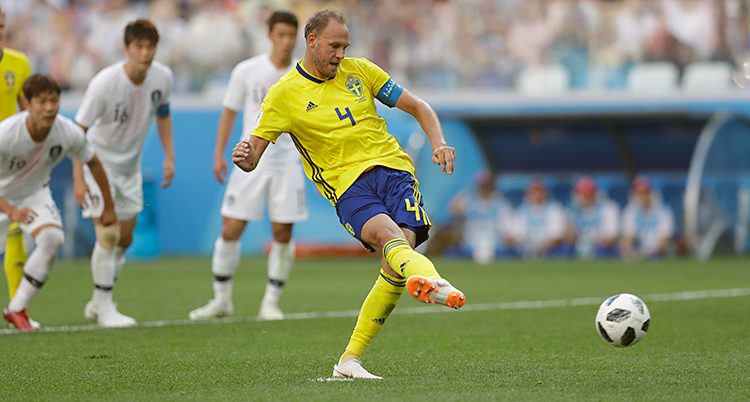 Fotbollsspelaren Andreas Granqvist slår en straff.