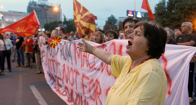Folk i Makedonien protesterar