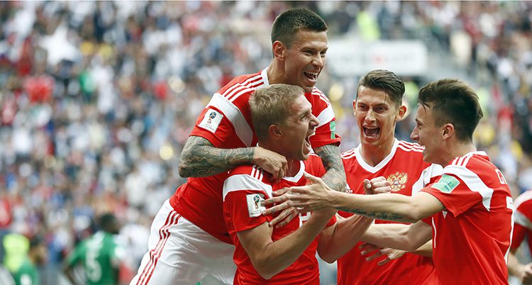 Ryska spelare firar ett mål