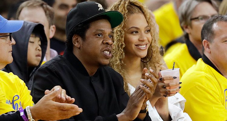 Jay-Z och Beyoncé i publiken på en basketmatch.