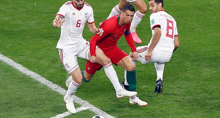 Ronaldo tar sig fram mellan iranska backar.