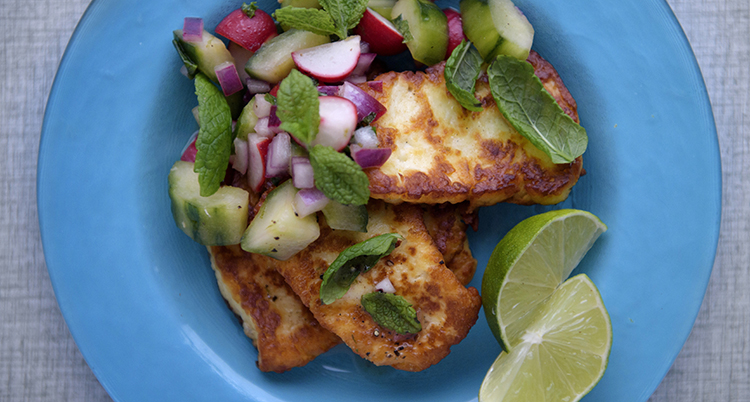 Halloumi och grönsaker på en tallrik.