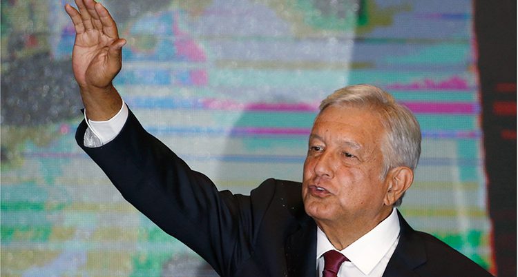 Andrés Manuel López Obrador vinkar till sina anhängare.