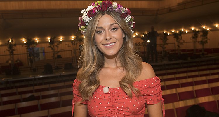 Bianca Ingrosso med en blomsterkrans runt huvudet.