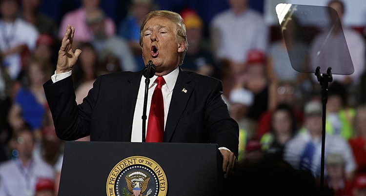 Trump i en talarstol- Det ser ut som om han skriker.