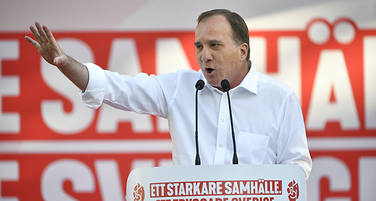 Stefan Löfven ser bestämd ut och pekar med hela armen.