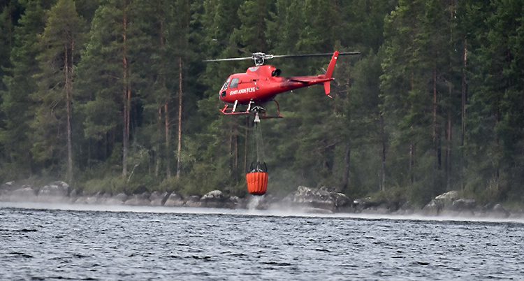 En helikopter fyller på vatten