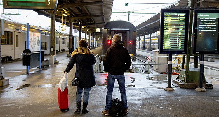 De väntar på ett tåg