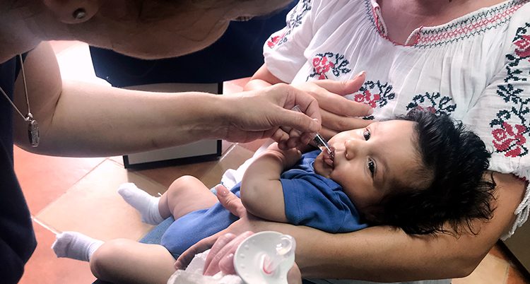 Ett barn vaccineras
