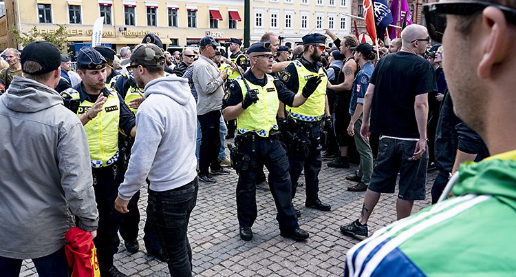 Poliser vaktade vid mötet