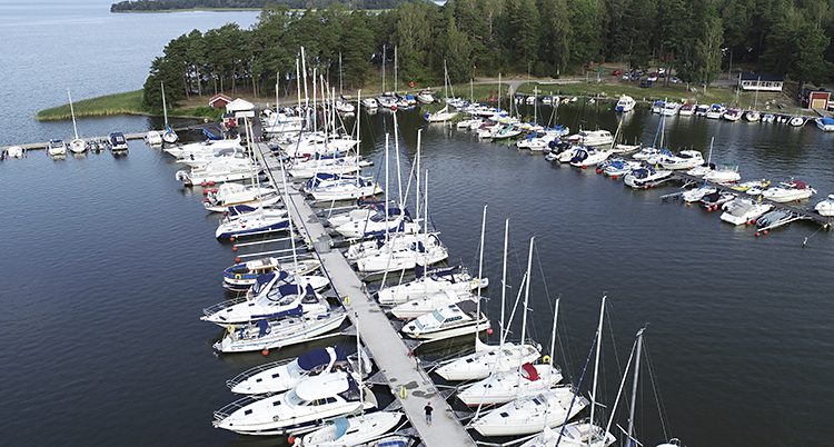 En hamn med båtar.