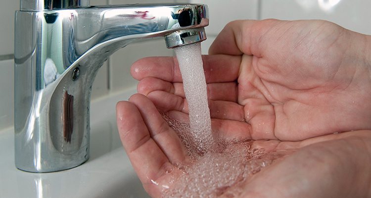 En person tvättar händerna