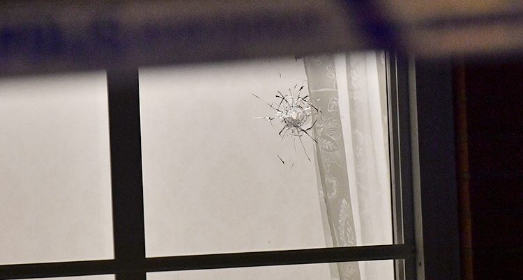 Ett skott sköts genom fönstre