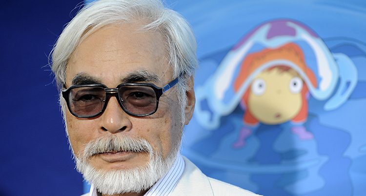 Hayao Miyazaki framför en bild på Ponyo.
