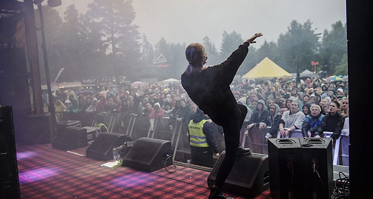 Rapparen Silvana Imam på Emmabodafestivalen.