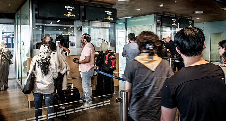 En kö med personer som ska visa pass vid gränskontrollen i Arlanda.