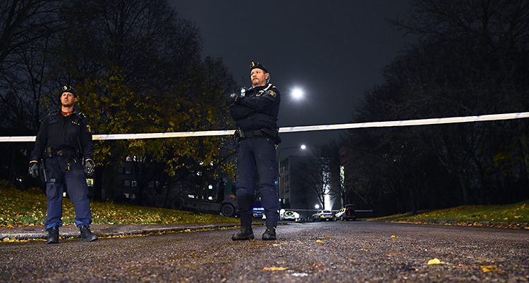 Poliser på platsen där männen sköts