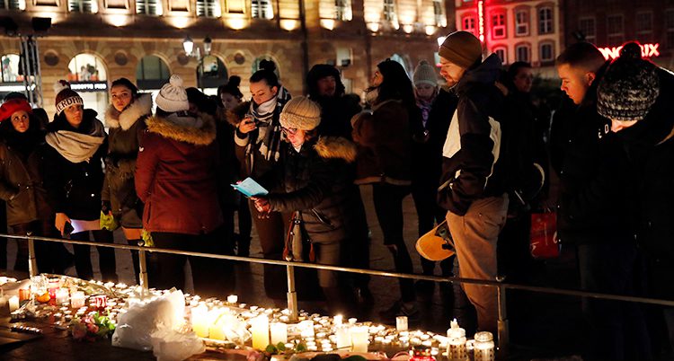 Människor har tänt ljus för offren i Strasbourg.