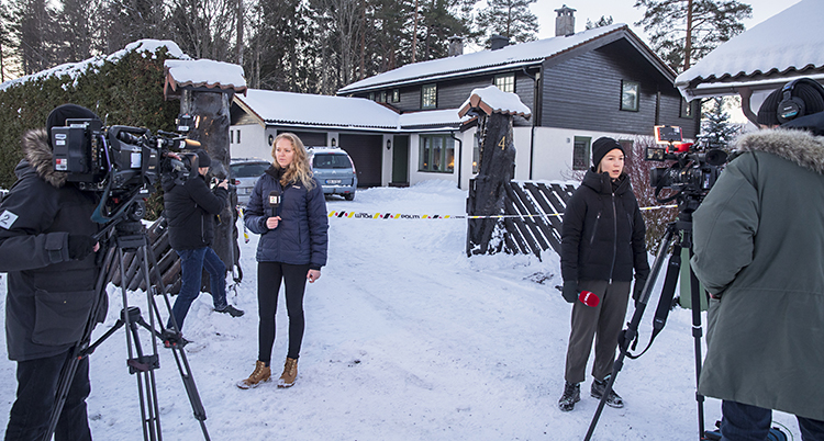 Journalister vid familjens hus.