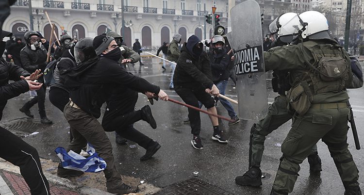 Demonstranter i bråk med poliser.