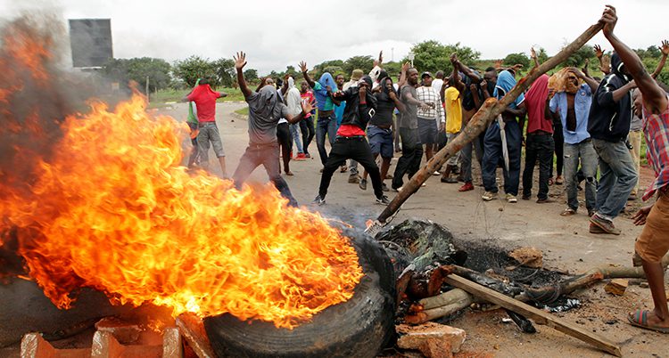 Folk protesterar i Zimbabwe