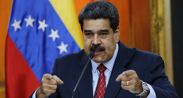 Han pratar framför en mikrofon.