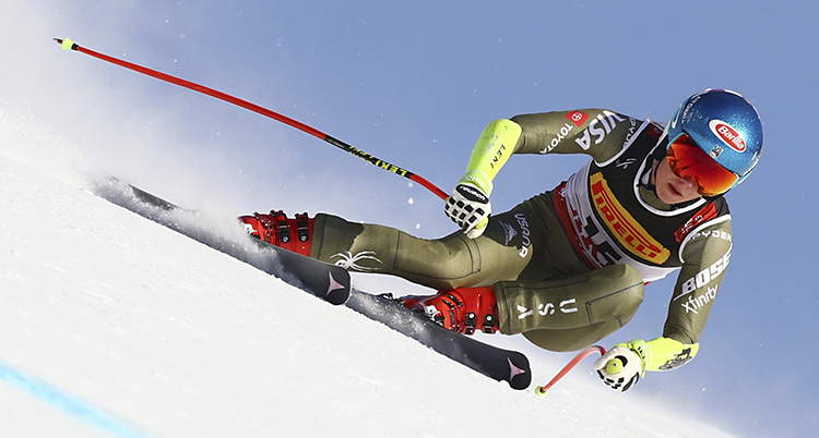 Mikaela Shiffrin kryper ihop i en sväng