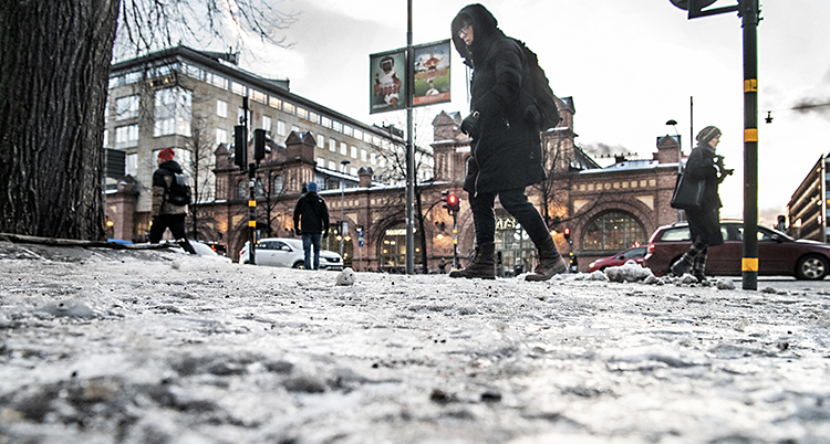 En person på en isig trottoar