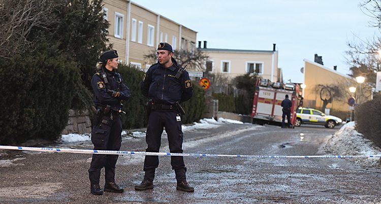 Poliser på plats i Vårberg.