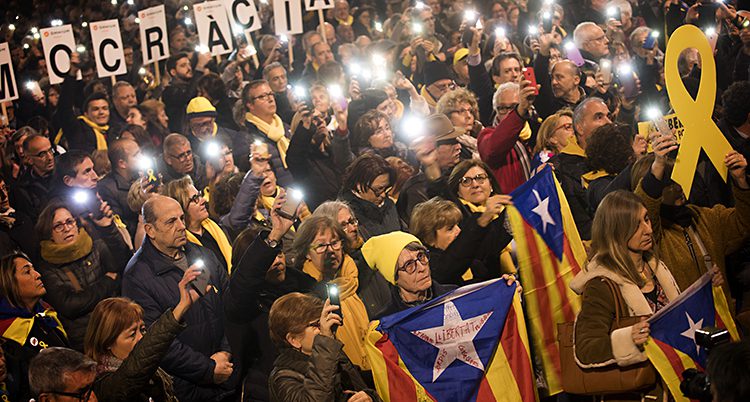 Ffolk i Katalonien protesterar