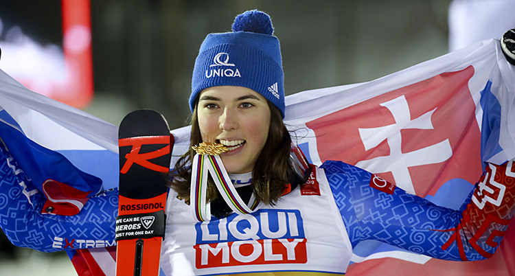 Petra med medaljen i munnen och en flagga