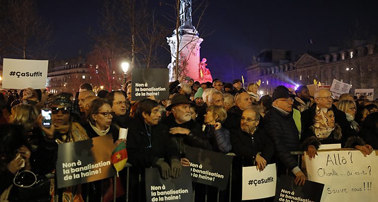 Folk protesterar mot hatbrotten mot judar.