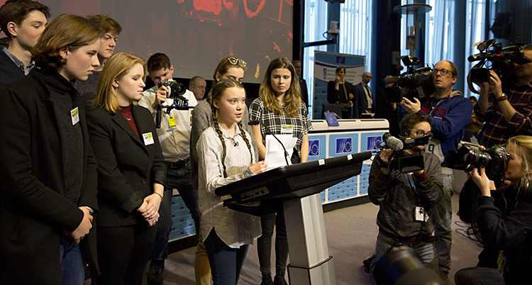 Greta Thunberg talar om klimatet.