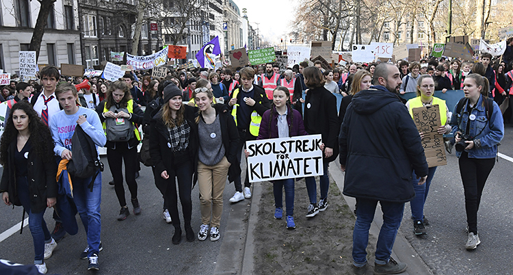 Unga demonstrerar i Bryssel.