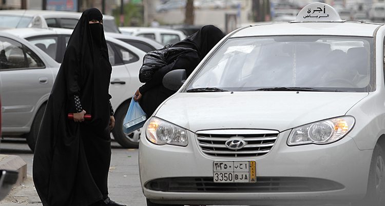 Två svartklädda kvinnor i Saudiarabien.