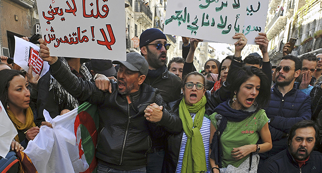 Folk protesterar i Algeriet