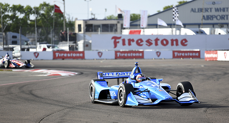 Felix Rosenqvist i sin bil.