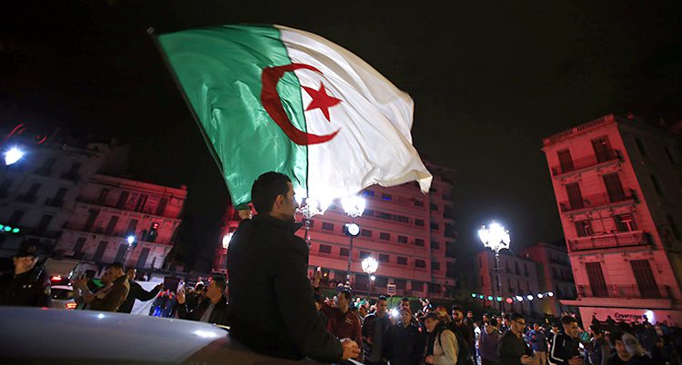 Folk i Algeriet firar