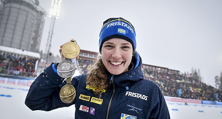 Hanna Öberg visar upp sina medaljer.