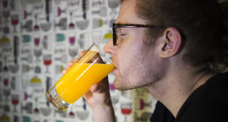 En man dricker juice
