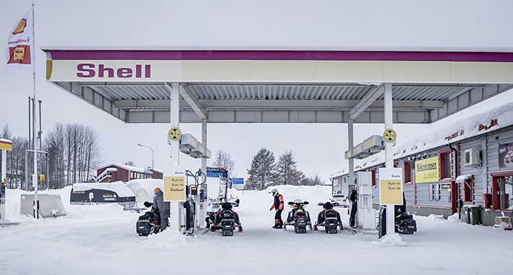 Snöskotrar på en bensinmack.